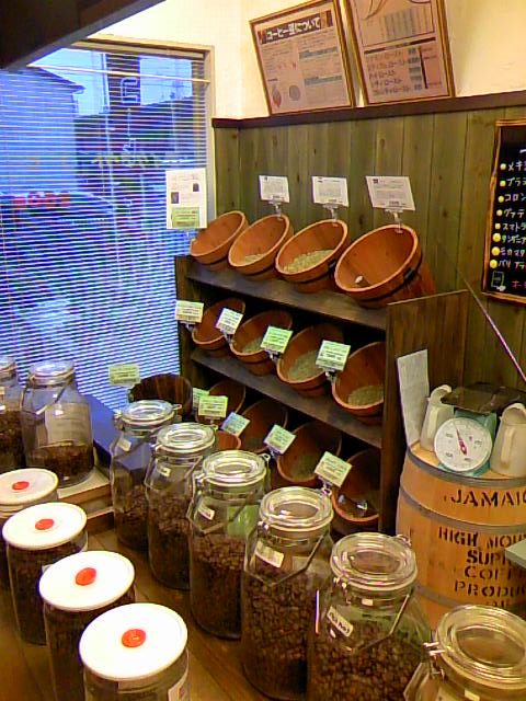 生豆は店内の木樽に入れて、入り口近くに　置いてあります。
